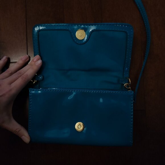 Tory Burch logo perforated patent bad in teal - Picture 13 of 16